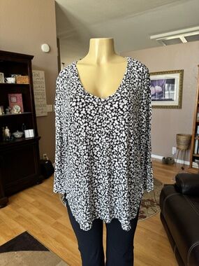 Old Navy Luxe black & white floral long sleeve Vneck blouse-size XL